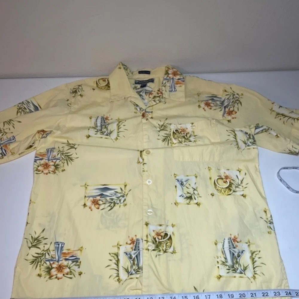 WEEKENDER MENS HAWAIIAN Tropical Drinks Size Large‎ Yellow Short Sleeve Shirt.